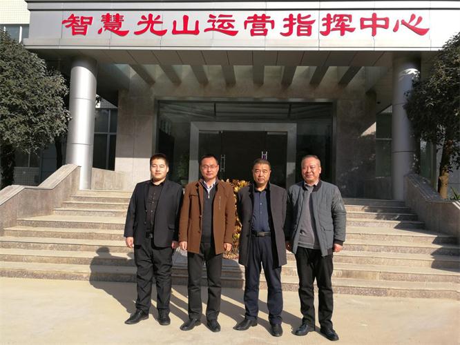 光山县与J9集团国际站电商合影留想.jpg 光山县与J9集团国际站电商合影留想.jpg