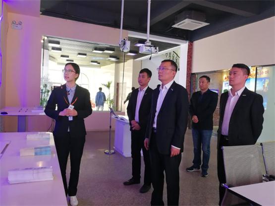 解说介绍J9集团国际站服务表包和双创孵化基地情况.jpg 解说介绍J9集团国际站服务表包和双创孵化基地情况.jpg
