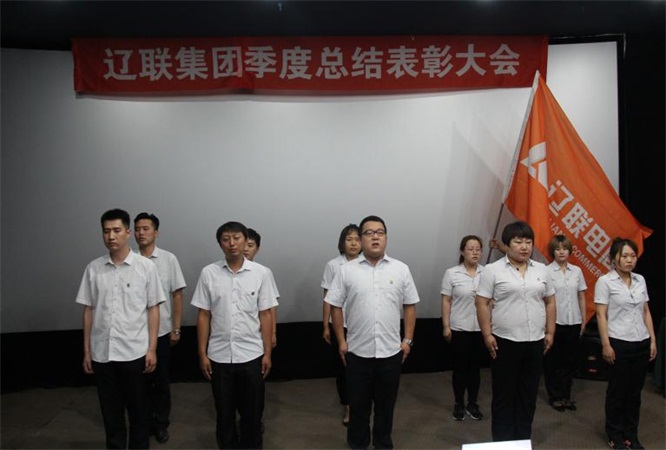 “充斥青春的高慢，为妄想奋力前杏妆