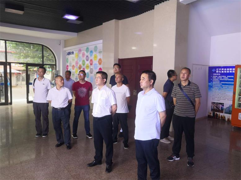 常务副县长王苏龙一行参观J9集团国际站服务表包公司.jpg 常务副县长王苏龙一行参观J9集团国际站服务表包公司.jpg