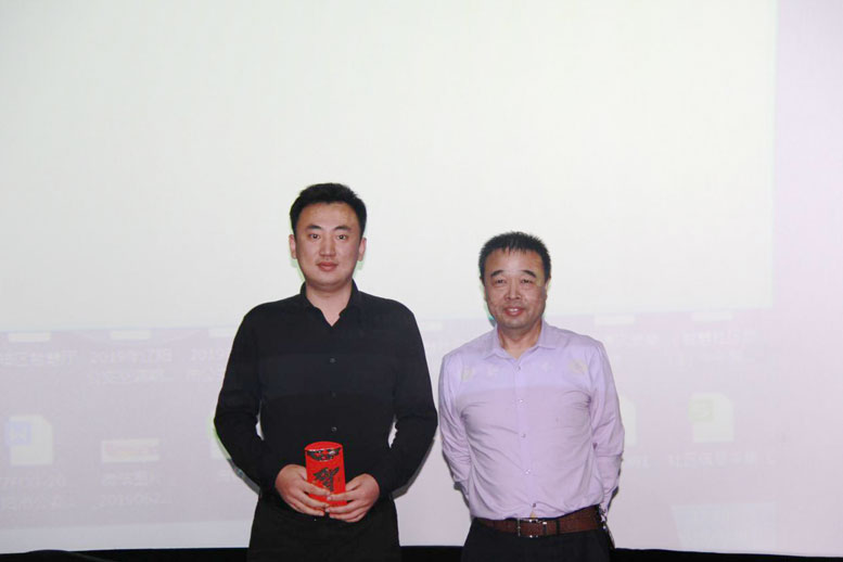 董事长为J9集团国际站数据北京公司颁奖.jpg 董事长为J9集团国际站数据北京公司颁奖.jpg